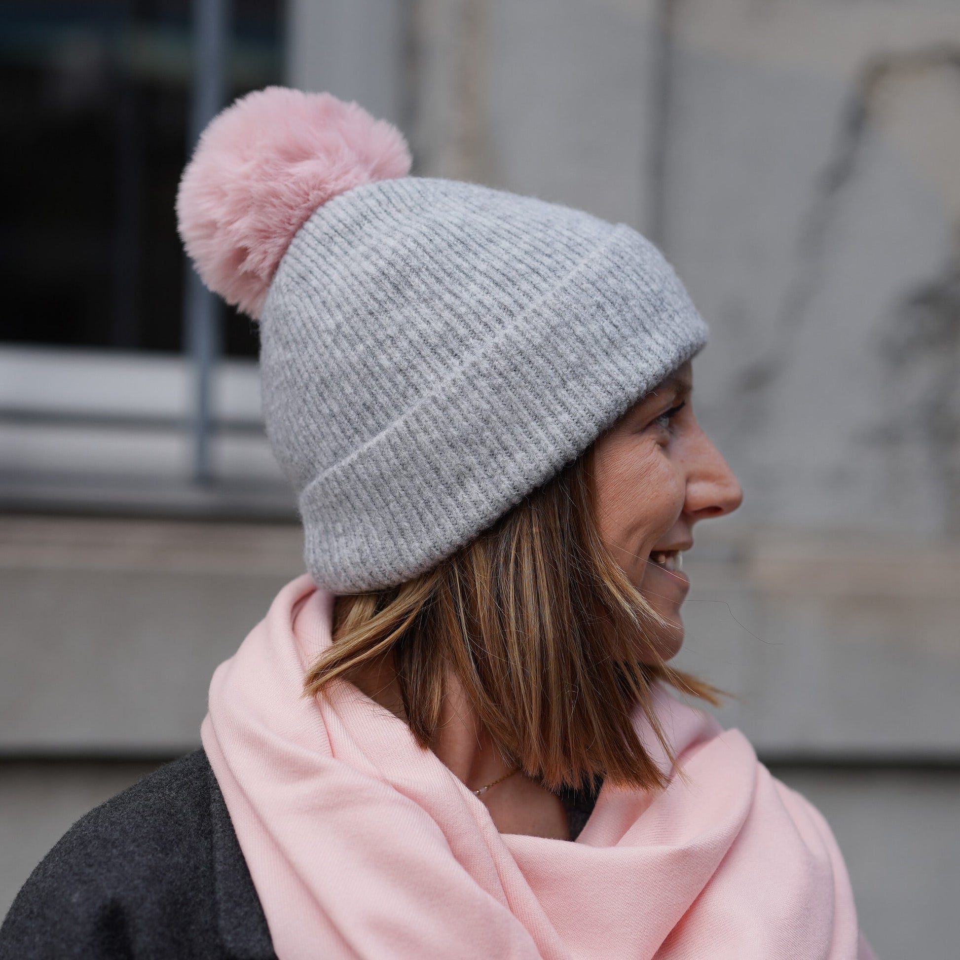 bonnet cachemire gris pompon