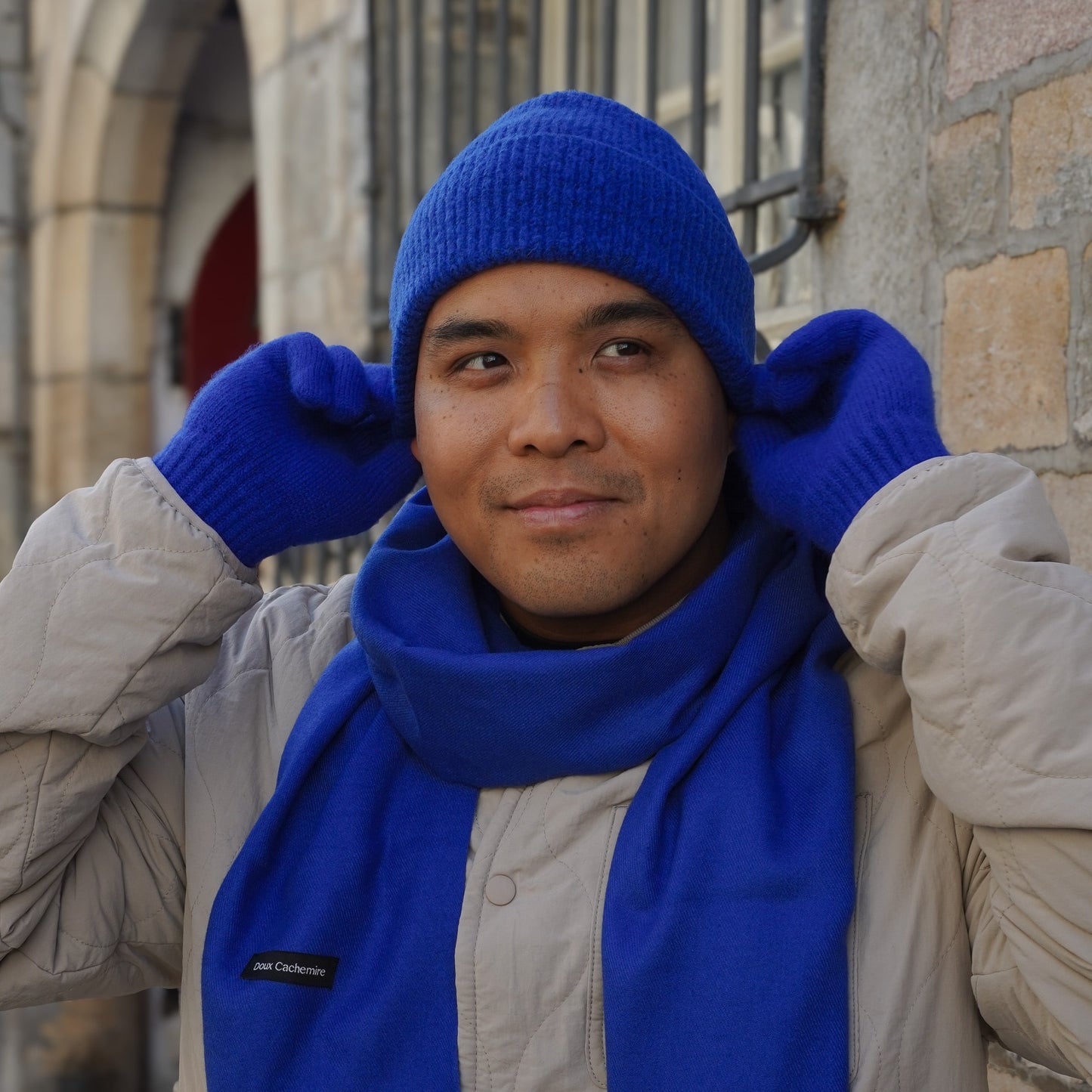 Bonnet cachemire bleu roi pompon