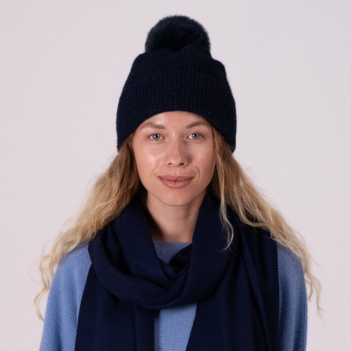 Bonnet cachemire bleu marine pompon