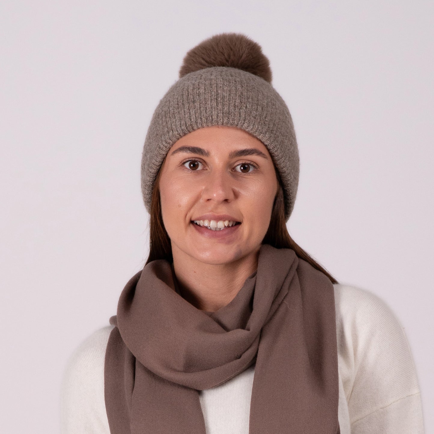 Bonnet cachemire taupe pompon