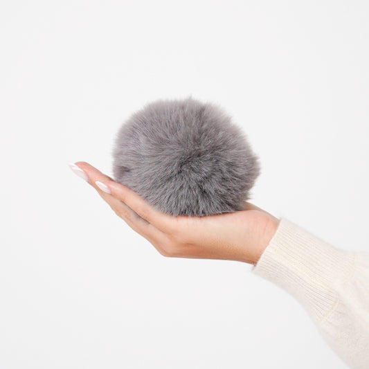 Pompon amovible gris clair