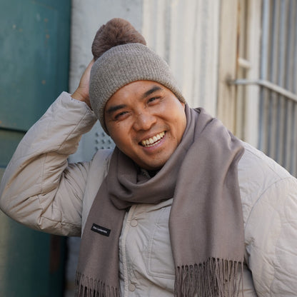 Bonnet cachemire taupe pompon