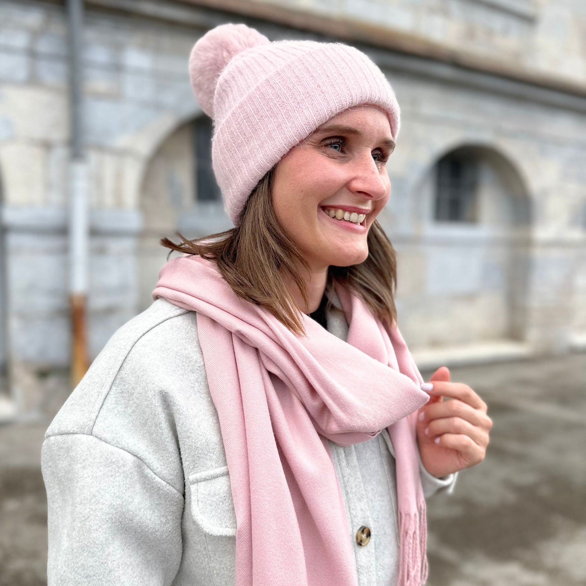 Bonnet pompon cachemire rose poudre femme