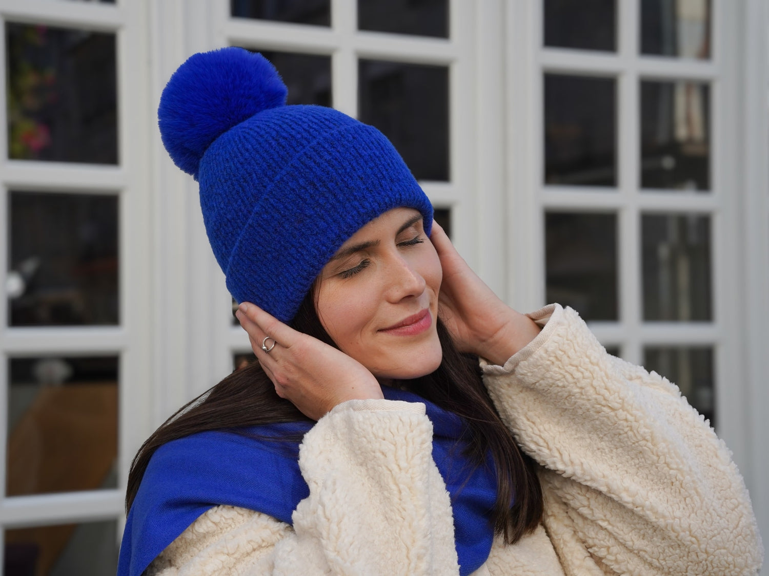 bonnet doux cachemire pompon bleu-roi